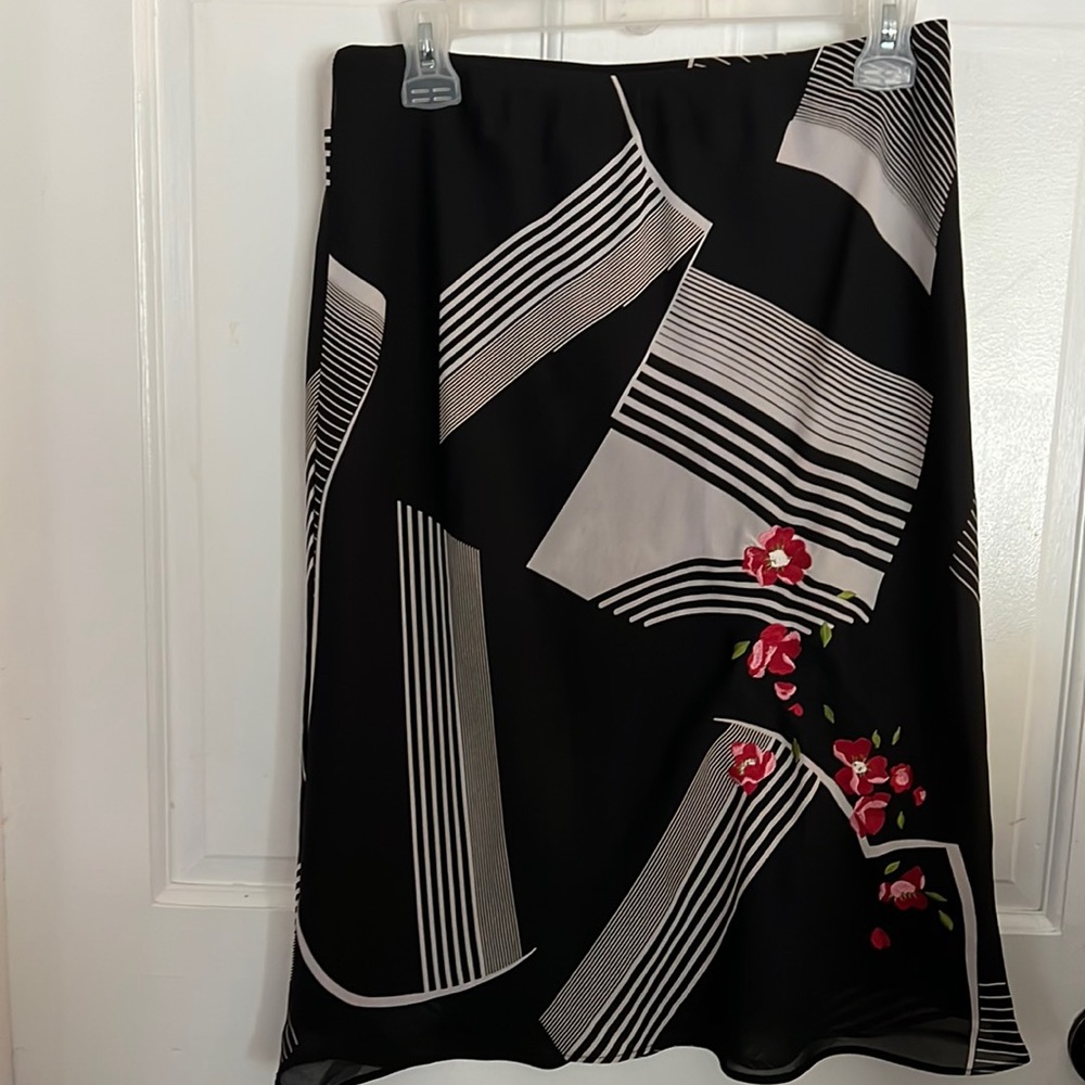 Knee Length, 8, Black and Tan with rose detail skirt